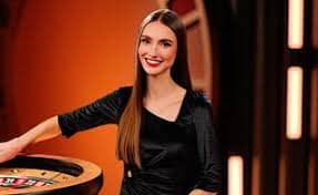 Aplikasi theotown di smartphone menampilkan tabel baccarat live dengan panel taruhan dan riwayat hasil